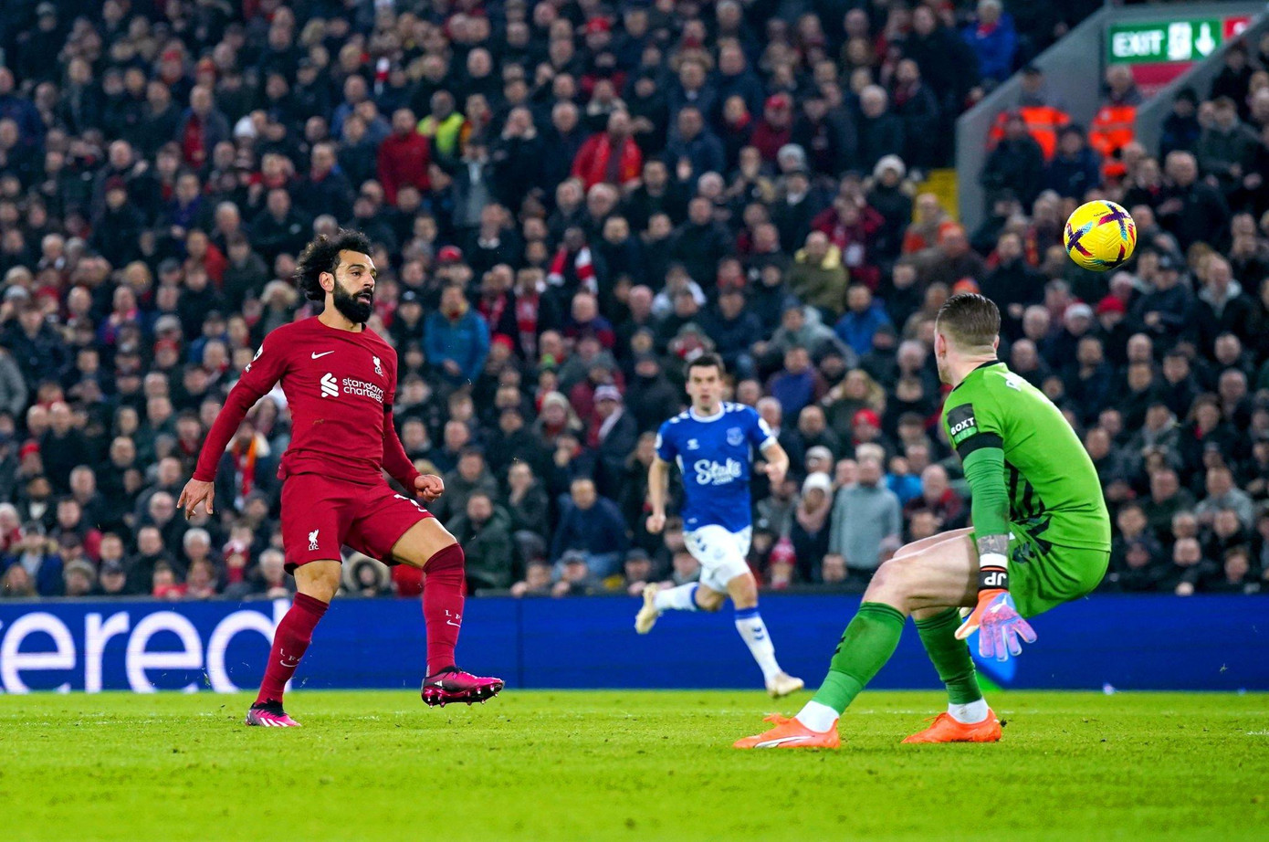 Salah lập công sau sai lầm của Pickford