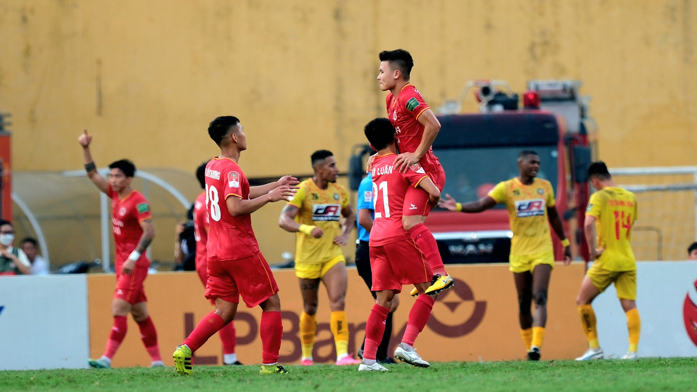 Quang Hải được chúc mừng sau pha kiến tạo. Ảnh: Mạnh Thắng