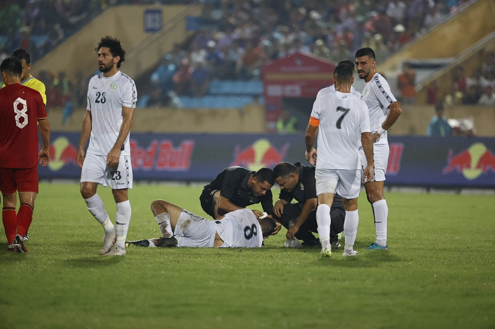 Cầu thủ Palestine đổ máu đầu, nhưng vẫn có thể tiếp tục thi đấu. Ảnh: Như Ý