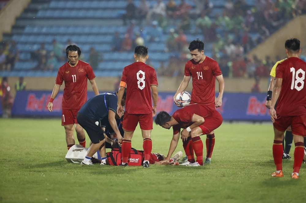 Việt Hưng không thể tiếp tục thi đấu vì bị choáng nặng. Ảnh: Như Ý