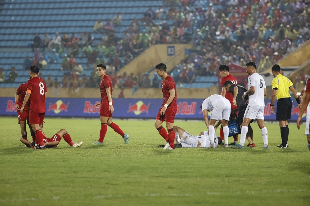 Việt Hưng và đối thủ nằm sân đau đớn. Ảnh: Như Ý