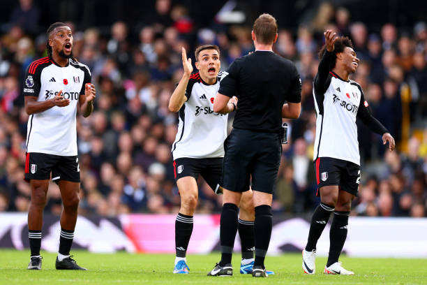 Thắng chật vật Fulham phút cuối, MU tạm dừng cơn khát điểm ảnh 17