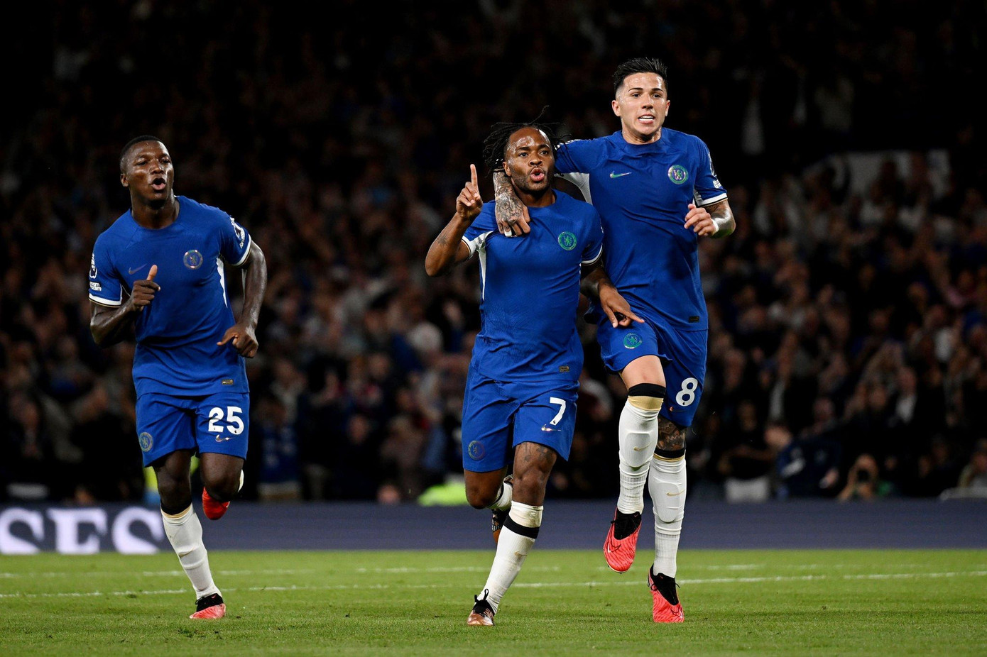 Sterling bùng nổ cùng các tân binh của Chelsea Sterling bùng nổ cùng các tân binh của Chelsea