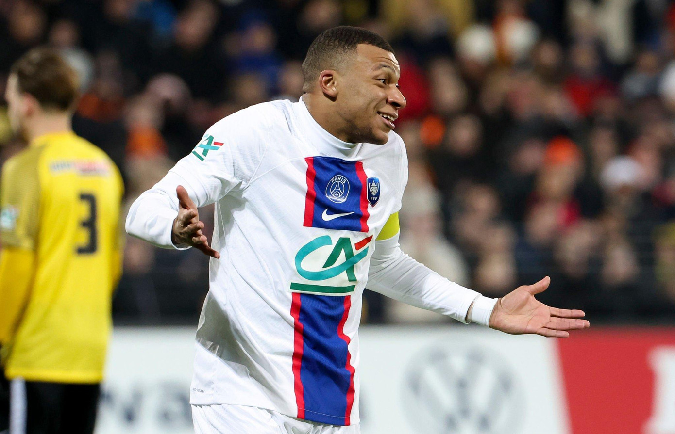 Mbappe đeo băng đội trưởng của PSG ở trận đấu với Pays. Mbappe đeo băng đội trưởng của PSG ở trận đấu với Pays.