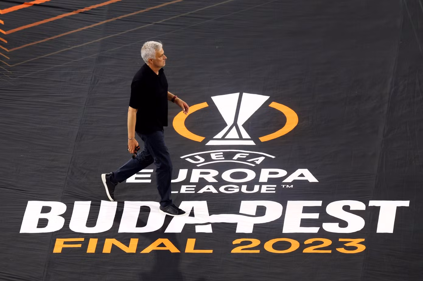 Mourinho trên đường rời Roma Mourinho trên đường rời Roma