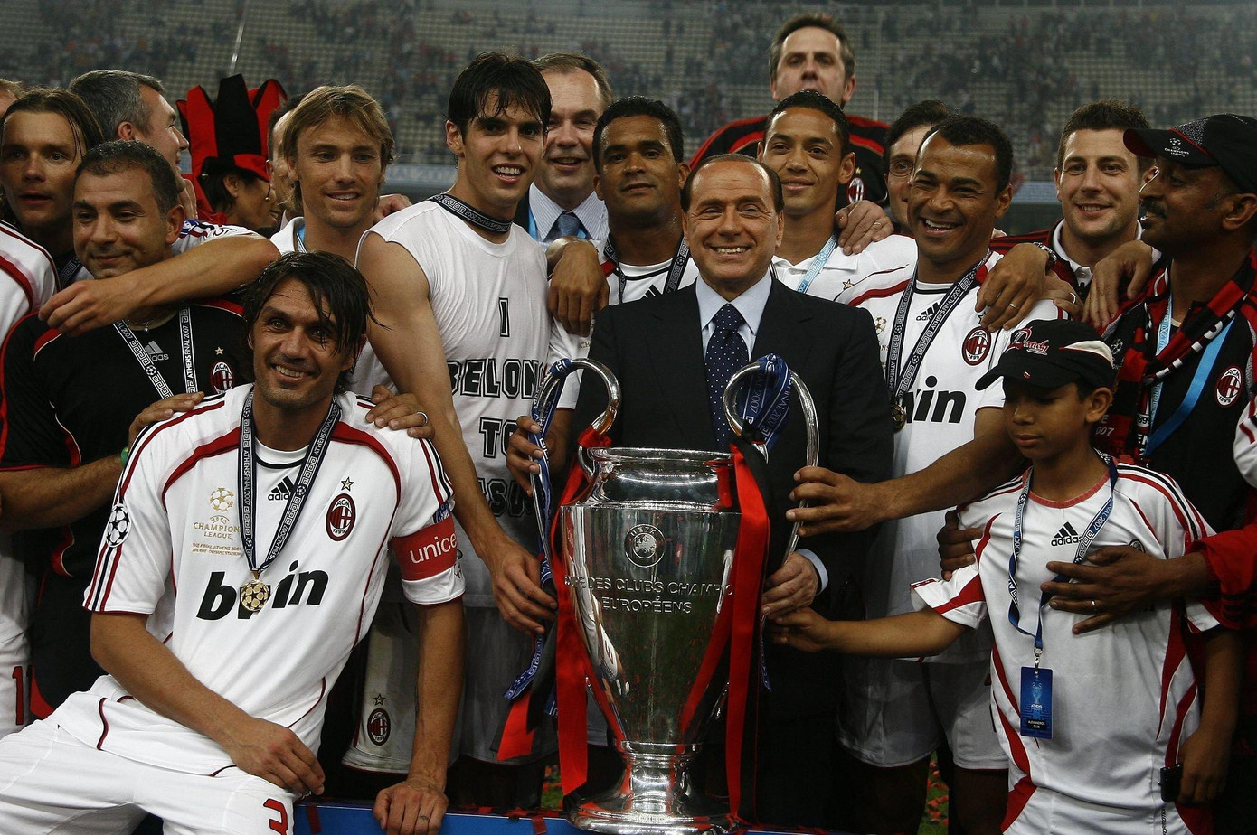Silvio Berlusconi ăn mừng chức vô địch Champions League 2007 cùng cầu thủ Milan