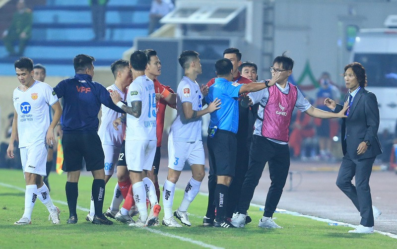 HLV Gong dằn mặt cầu thủ Nam Định HLV Gong dằn mặt cầu thủ Nam Định