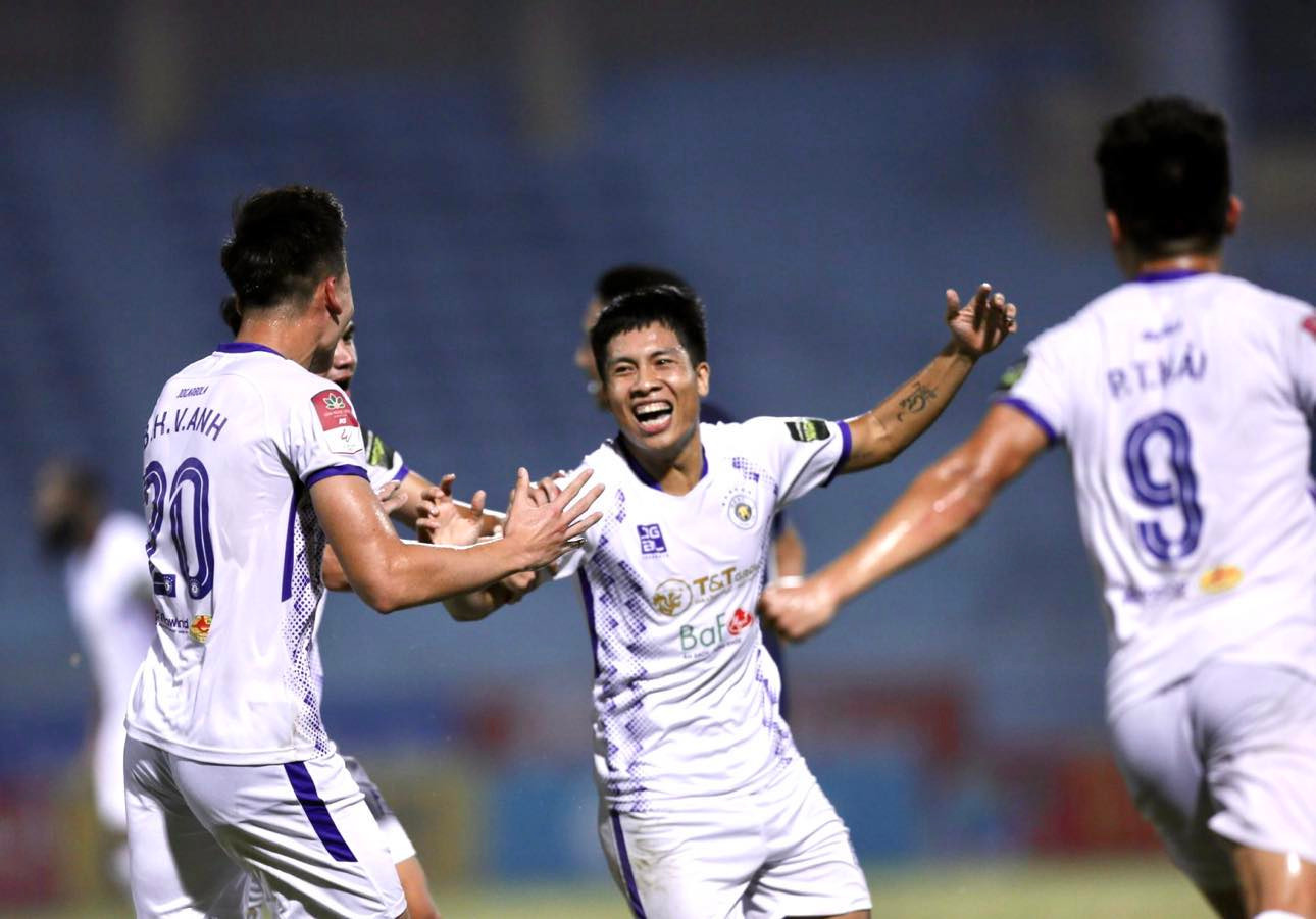 Các cầu thủ Hà Nội chia vui cùng Văn Vĩ. Ảnh: Như Ý Các cầu thủ Hà Nội chia vui cùng Văn Vĩ. Ảnh: Như Ý