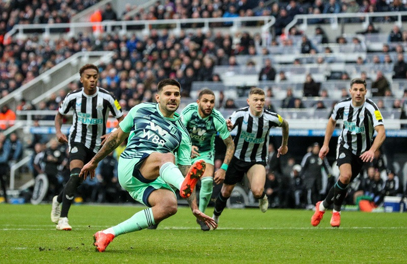 Mitrovic sút hỏng phạt đền theo cách không ai ngờ đến Mitrovic sút hỏng phạt đền theo cách không ai ngờ đến