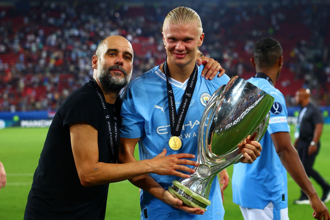 Pep Guardiola ăn mừng cùng Haaland