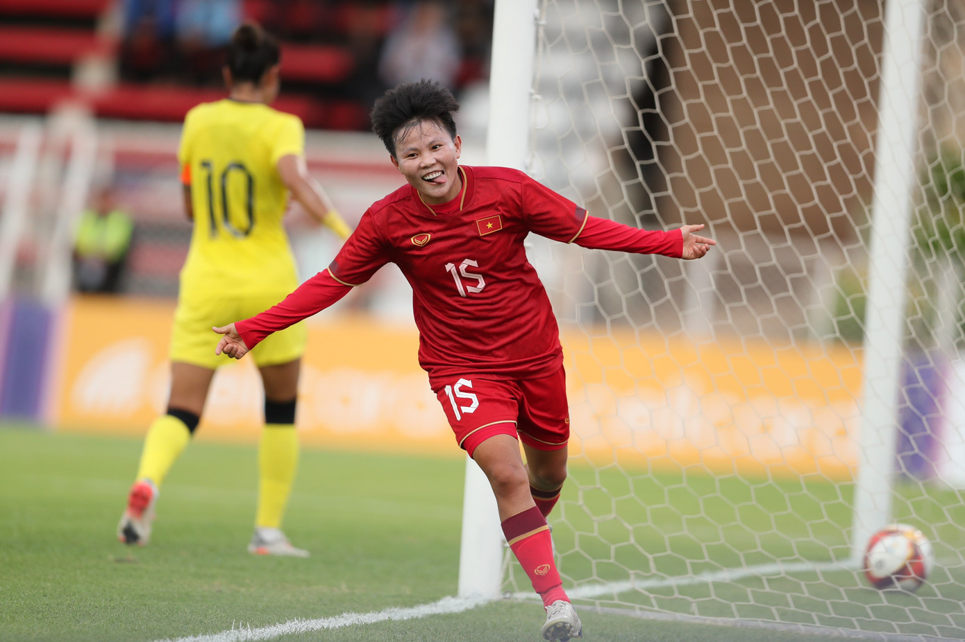 Bích Thùy ăn mừng bàn thắng. Ảnh: Văn Thỏa Bích Thùy ăn mừng bàn thắng. Ảnh: Văn Thỏa