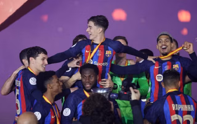 Các cầu thủ Barcelona ăn mừng danh hiệu đầu tiên dưới thời Xavi