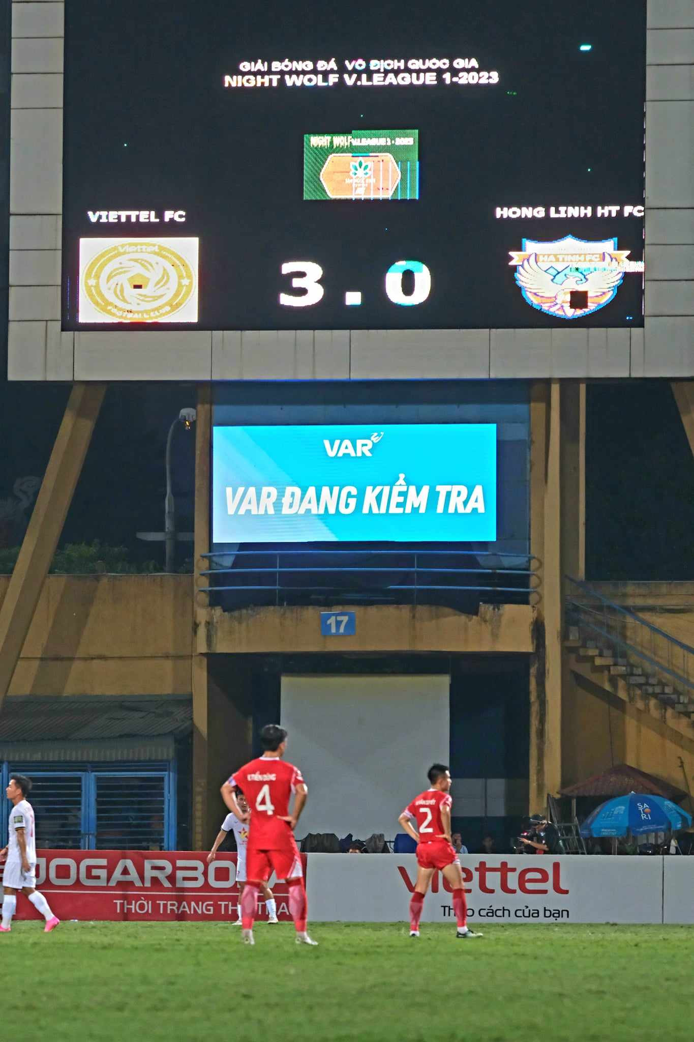 VAR vào cuộc, trọng tài Duy Lân sẽ phải ra sân xem lại video. Ảnh: Mạnh Thắng VAR vào cuộc, trọng tài Duy Lân sẽ phải ra sân xem lại video. Ảnh: Mạnh Thắng