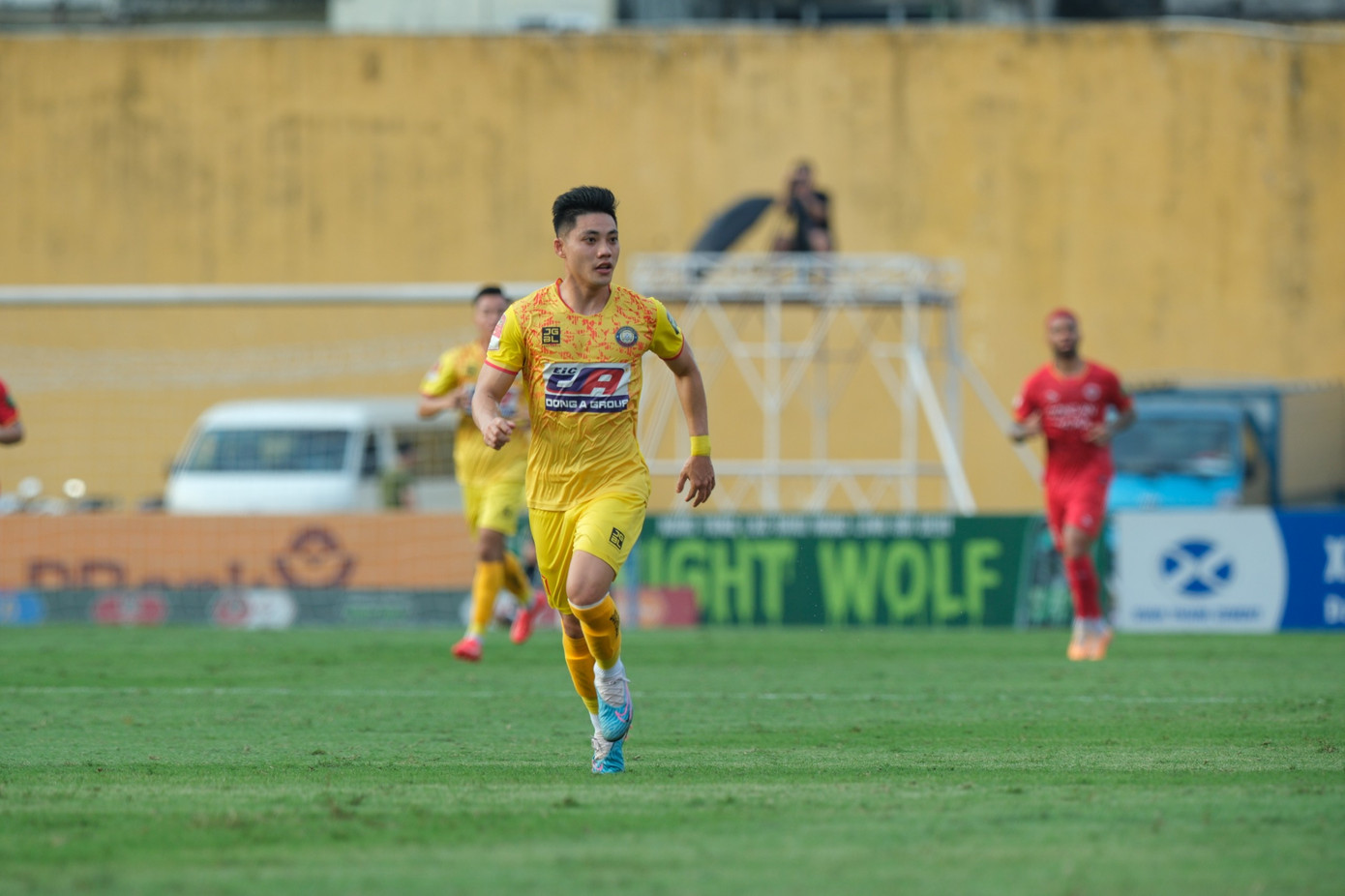 Các cầu thủ Thanh Hóa đang chơi khá chậm. Ảnh: Mạnh Thắng