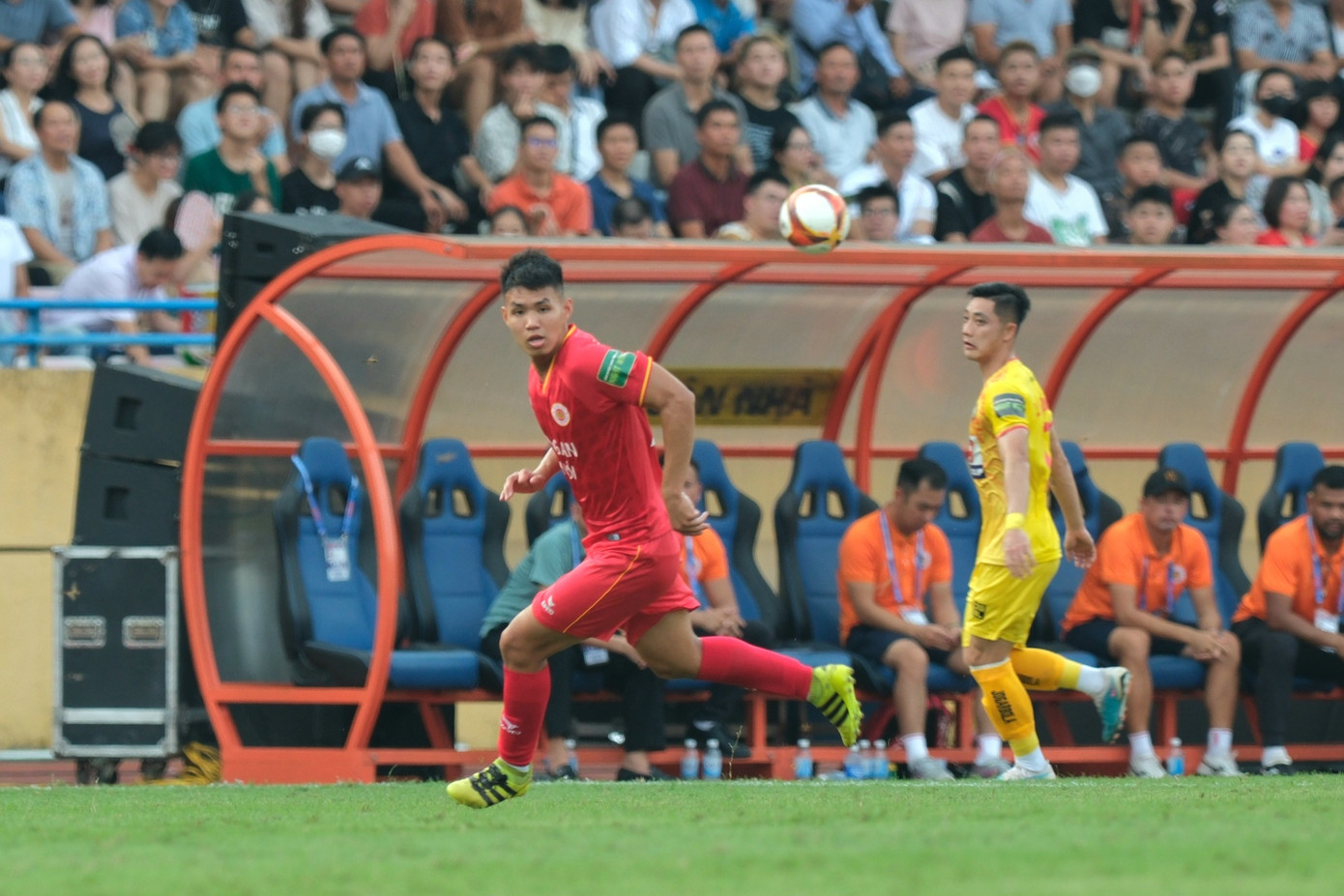 Cả hai bên đều chưa có pha phối hợp nào có nét. Ảnh: Mạnh Thắng