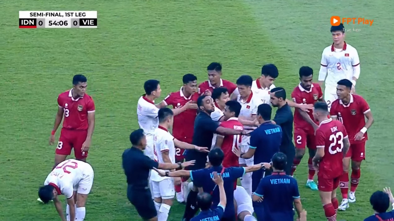 Các cầu thủ hai đội lao vào tranh cãi