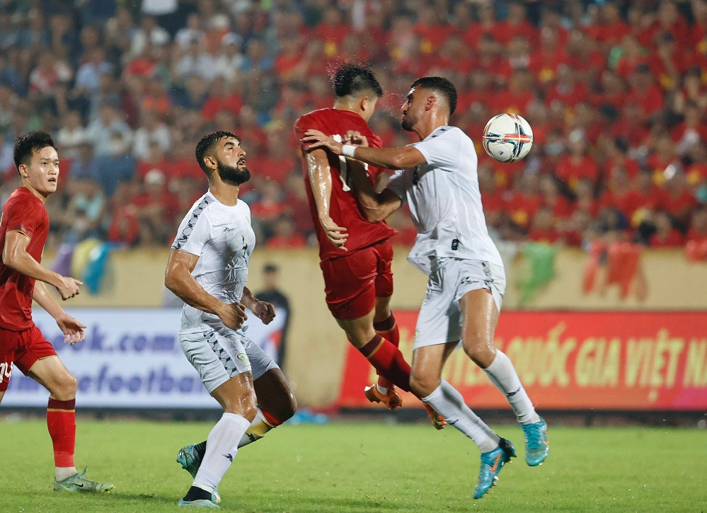 Hoàng Đức và Tuấn Hải đều có cơ hội dứt điểm nhưng chưa thể ghi bàn. Ảnh: Như Ý