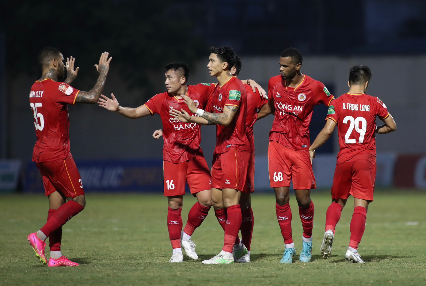 Thủng lưới 4 bàn, Thanh Hoá để CAHN bám sát ngôi đầu ảnh 10