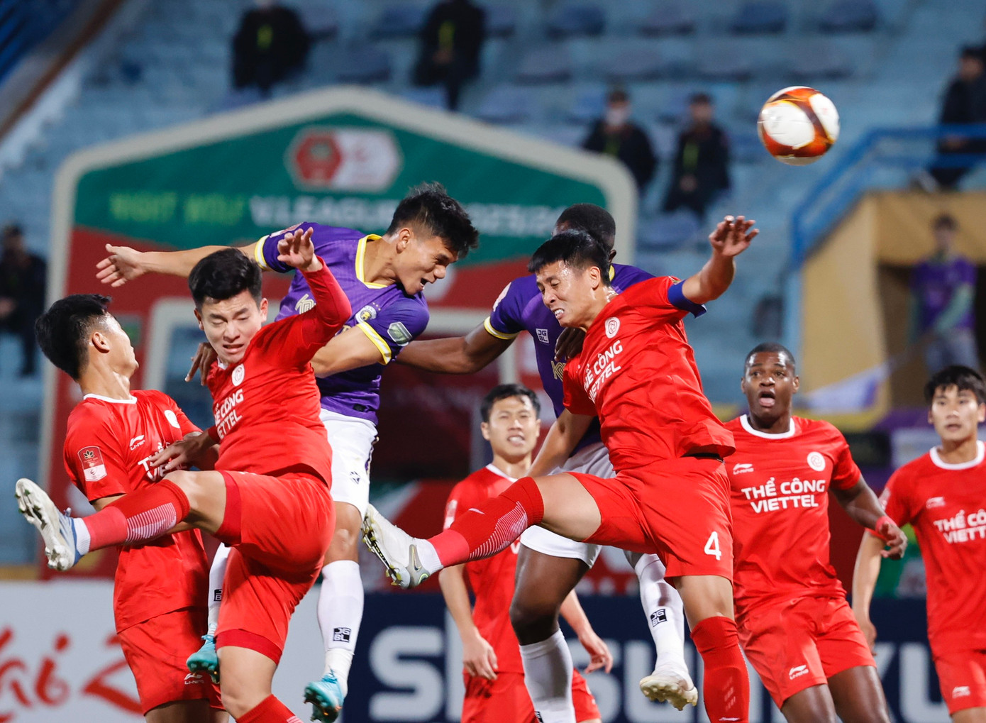 Hà Nội FC uy hiếp Thể Công Viettel bằng tình huống cố định. Ảnh: Như Ý Hà Nội FC uy hiếp Thể Công Viettel bằng tình huống cố định. Ảnh: Như Ý