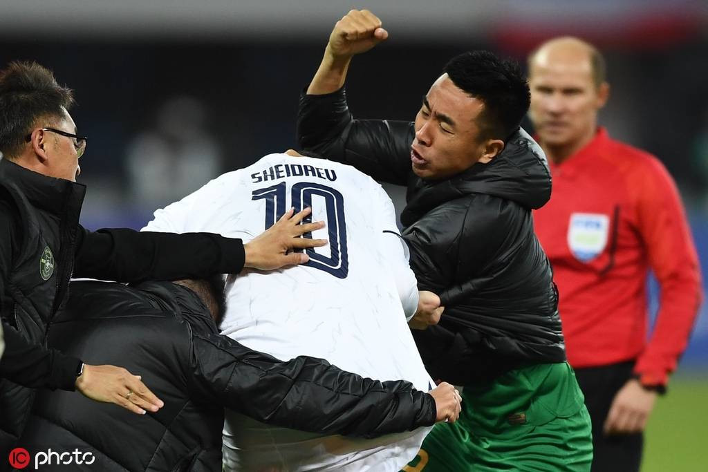 Cầu thủ Buriram (áo trắng) bị cầu thủ Trung Quốc đánh Cầu thủ Buriram (áo trắng) bị cầu thủ Trung Quốc đánh