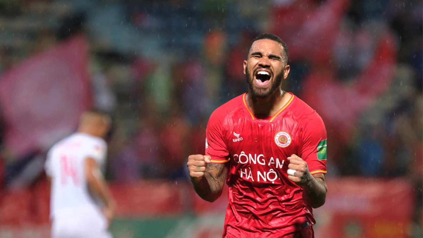 Cley không ngừng ghi bàn cho CAHN. Ảnh: Mạnh Thắng