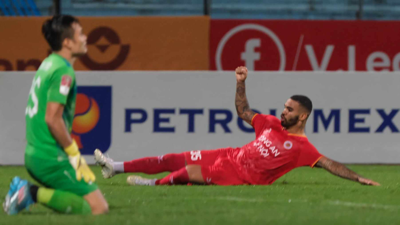 Quang Tuấn bất lực trước các pha dứt điểm của CAHN. Ảnh: Mạnh Thắng