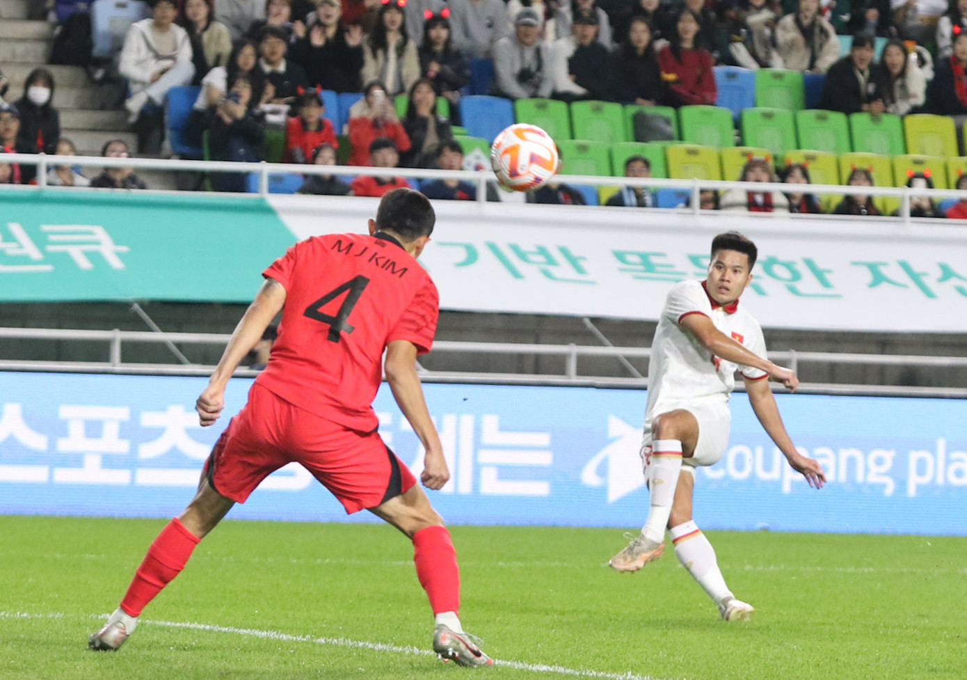 Cầu thủ Việt Nam phung phí cơ hội có được từ sai lầm của đối thủ