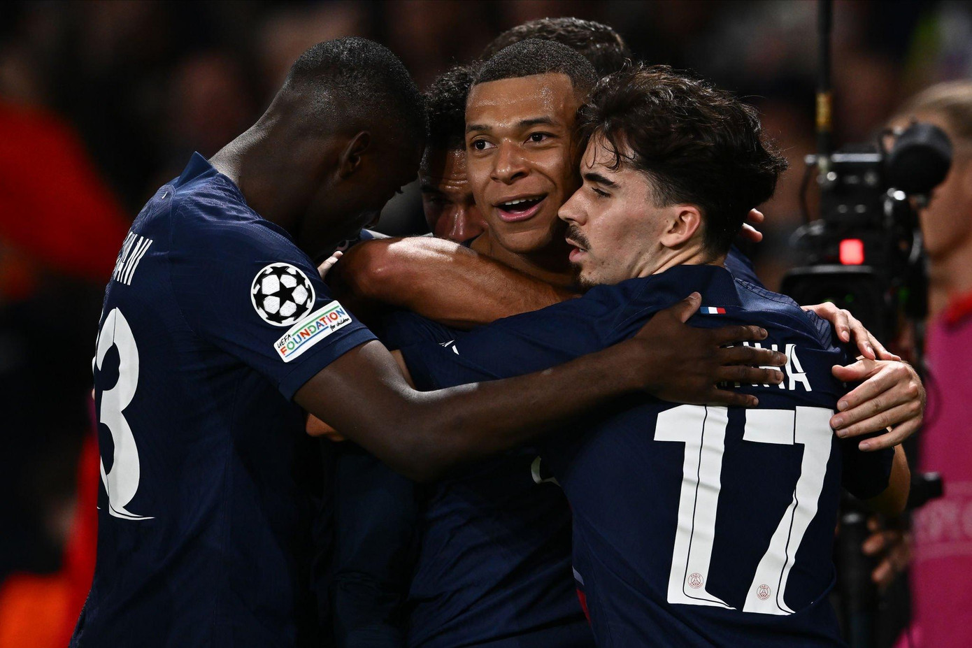 Mbappe ăn mừng cùng đồng đội