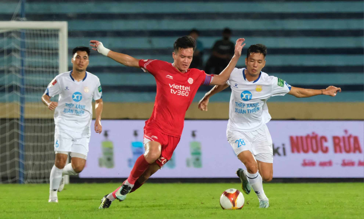 Viettel bế tắc khi Hoàng Đức bị kèm chặt. Ảnh: Mạnh Thắng