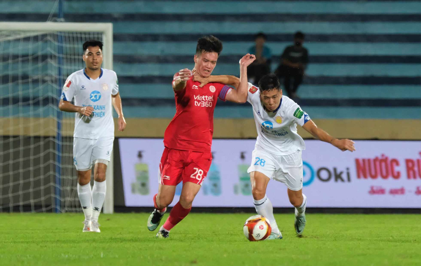 Hoàng Minh Tuấn vừa vào sân khiến Hoàng Đức gặp nhiều khó khăn. Ảnh: Mạnh Thắng