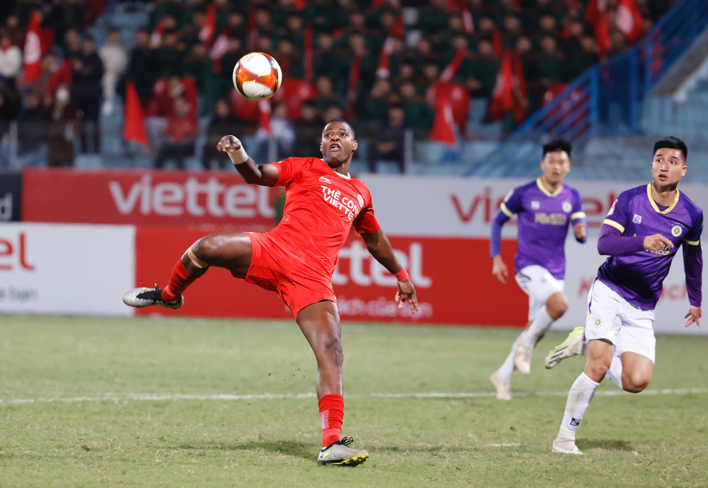 Bruno Cunha tâng bóng rất nhanh. Ảnh: Như Ý Bruno Cunha tâng bóng rất nhanh. Ảnh: Như Ý