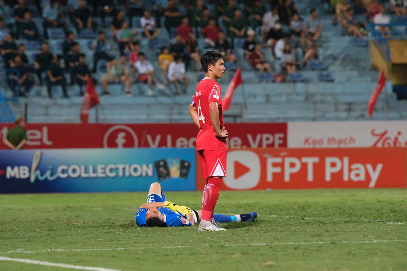 Văn Phong bị đau sau pha bắt bóng hụt. Ảnh: Mạnh Thắng Văn Phong bị đau sau pha bắt bóng hụt. Ảnh: Mạnh Thắng