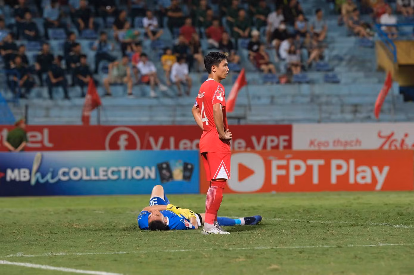 Văn Phong bị đau sau pha bắt bóng hụt. Ảnh: Mạnh Thắng Văn Phong bị đau sau pha bắt bóng hụt. Ảnh: Mạnh Thắng