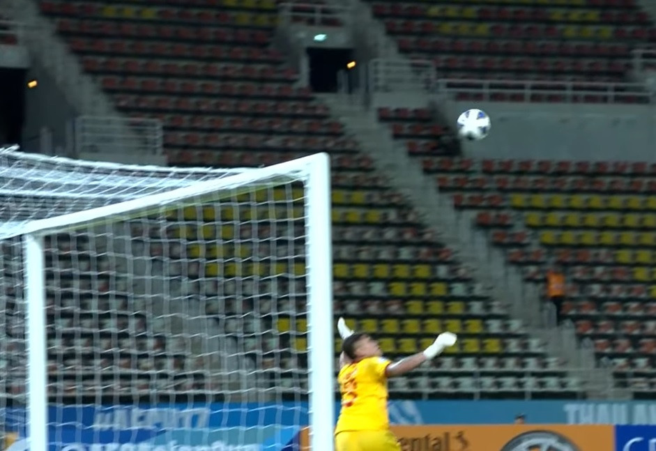 Bảo Ngọc mắc sai lầm dẫn đến bàn thua của U17 Việt Nam