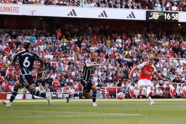 Arsenal đánh bại MU bằng 3 tuyệt phẩm ảnh 15 Arsenal đánh bại MU bằng 3 tuyệt phẩm ảnh 15