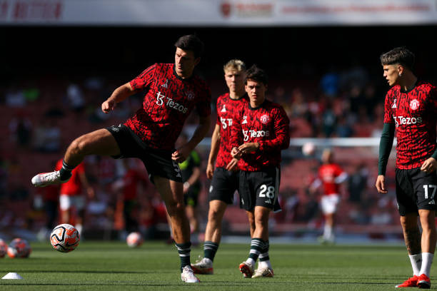 Harry Maguire ngồi dự bị dù Varane chấn thương Harry Maguire ngồi dự bị dù Varane chấn thương