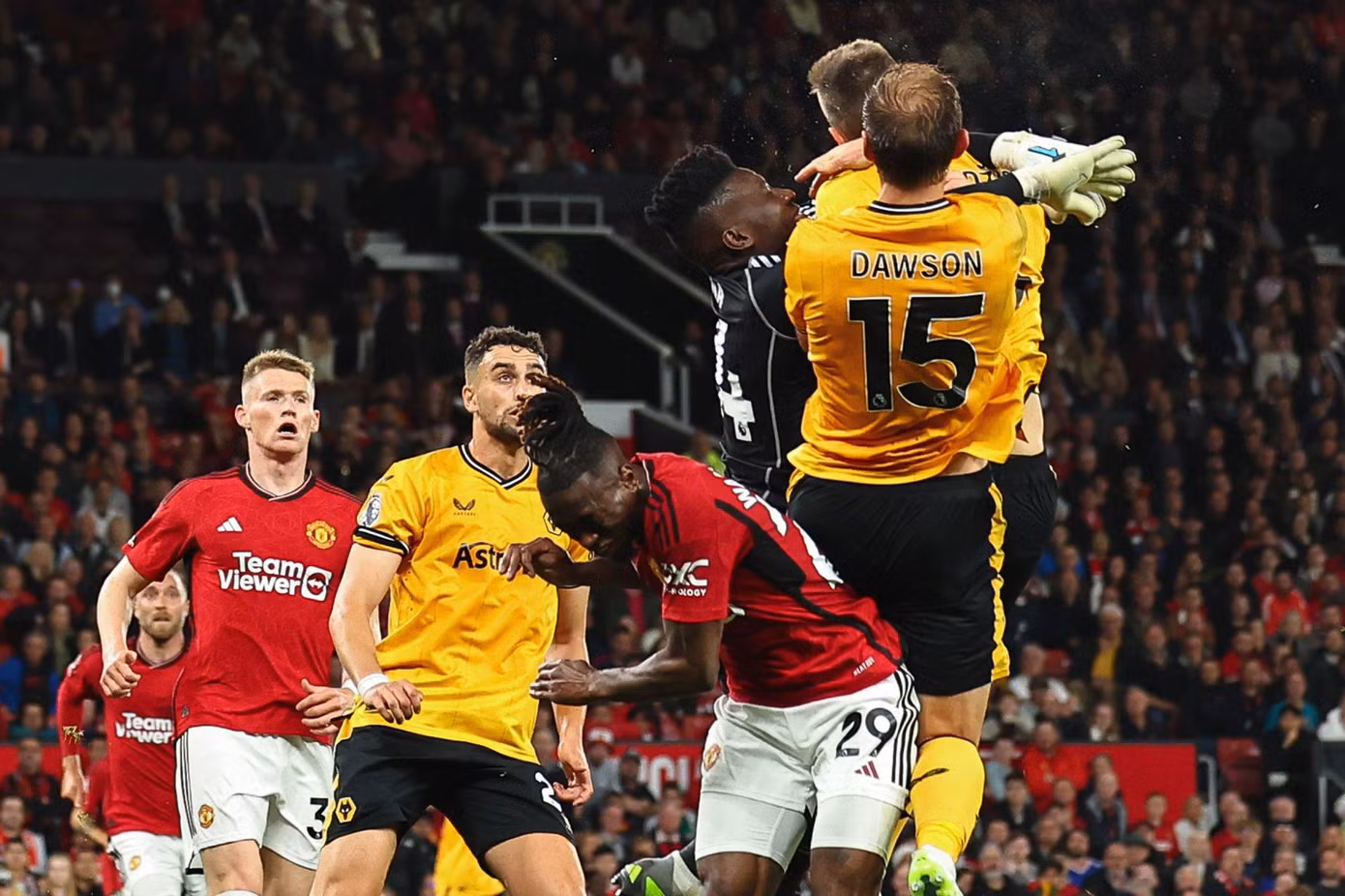 Tình huống va chạm của Onana và các cầu thủ Wolves