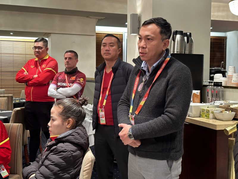 Chủ tịch VFF Trần Quốc Tuấn động viên tuyển nữ Việt Nam sau trận thua Hà Lan