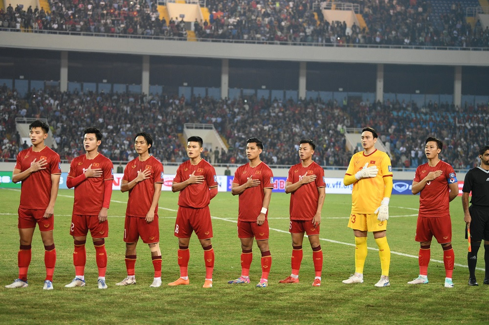 Cầu thủ Việt Nam hát Quốc ca và chào cờ đầy cảm xúc. Ảnh: Như Ý