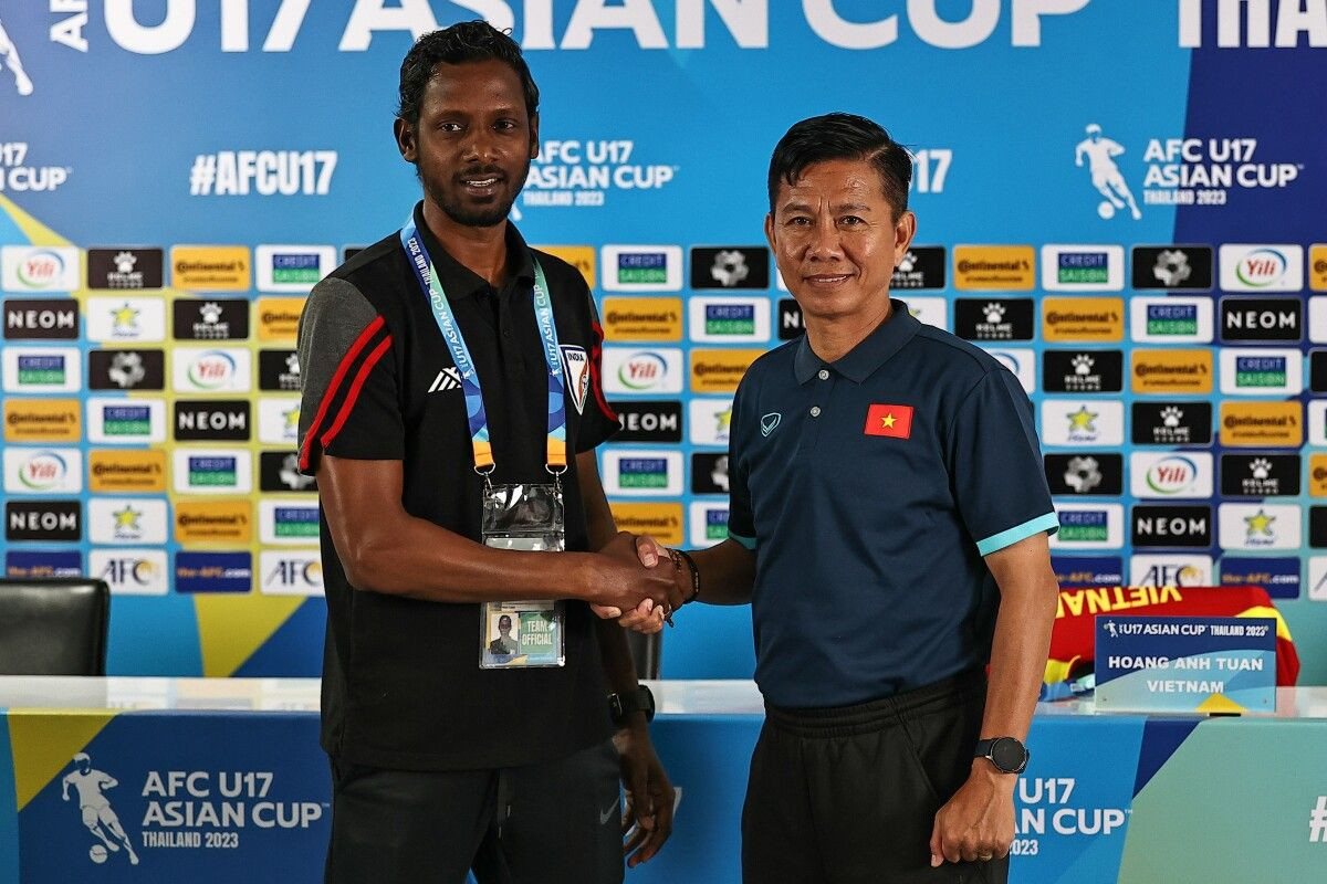 HLV Bibiano Fernandes và HLV Hoàng Anh Tuấn bắt tay trước trận đấu HLV Bibiano Fernandes và HLV Hoàng Anh Tuấn bắt tay trước trận đấu