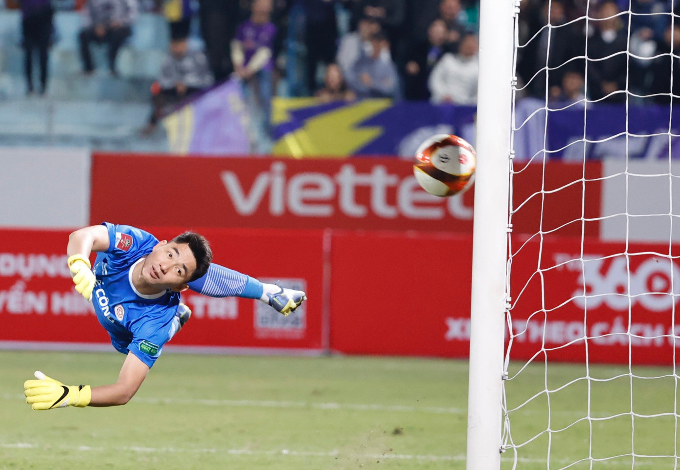 Văn Phong bay người hết cỡ nhưng không thể chạm vào bóng. Ảnh: Như Ý Văn Phong bay người hết cỡ nhưng không thể chạm vào bóng. Ảnh: Như Ý