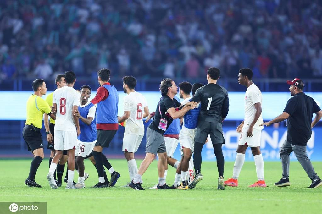 Các cầu thủ Qatar phản ứng gay gắt với trọng tài chính. Ảnh: Sohu