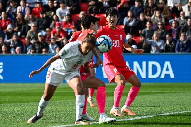 Pha đánh đầu ghi bàn sớm của Ibtissam Jraidi