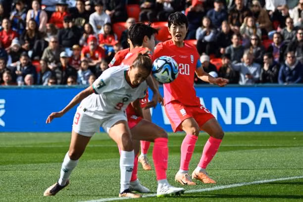 Pha đánh đầu ghi bàn sớm của Ibtissam Jraidi