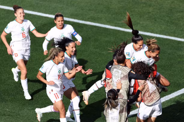 Các cầu thủ nữ Morocco ăn mừng bàn thắng lịch sử