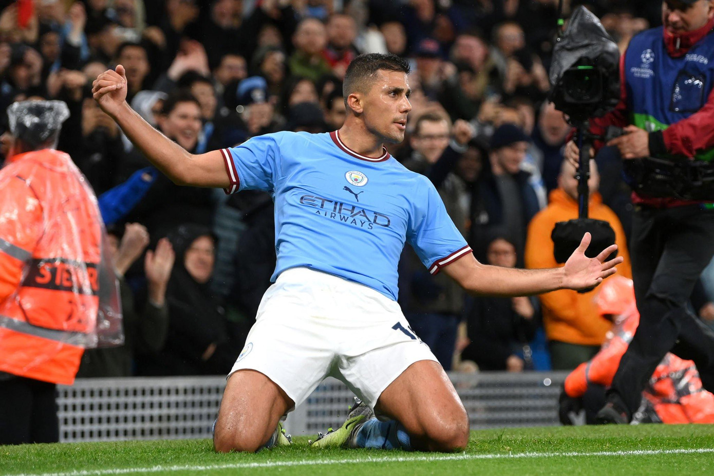 Rodri lập siêu phẩm thay đổi trận đấu giữa Man City và Bayern