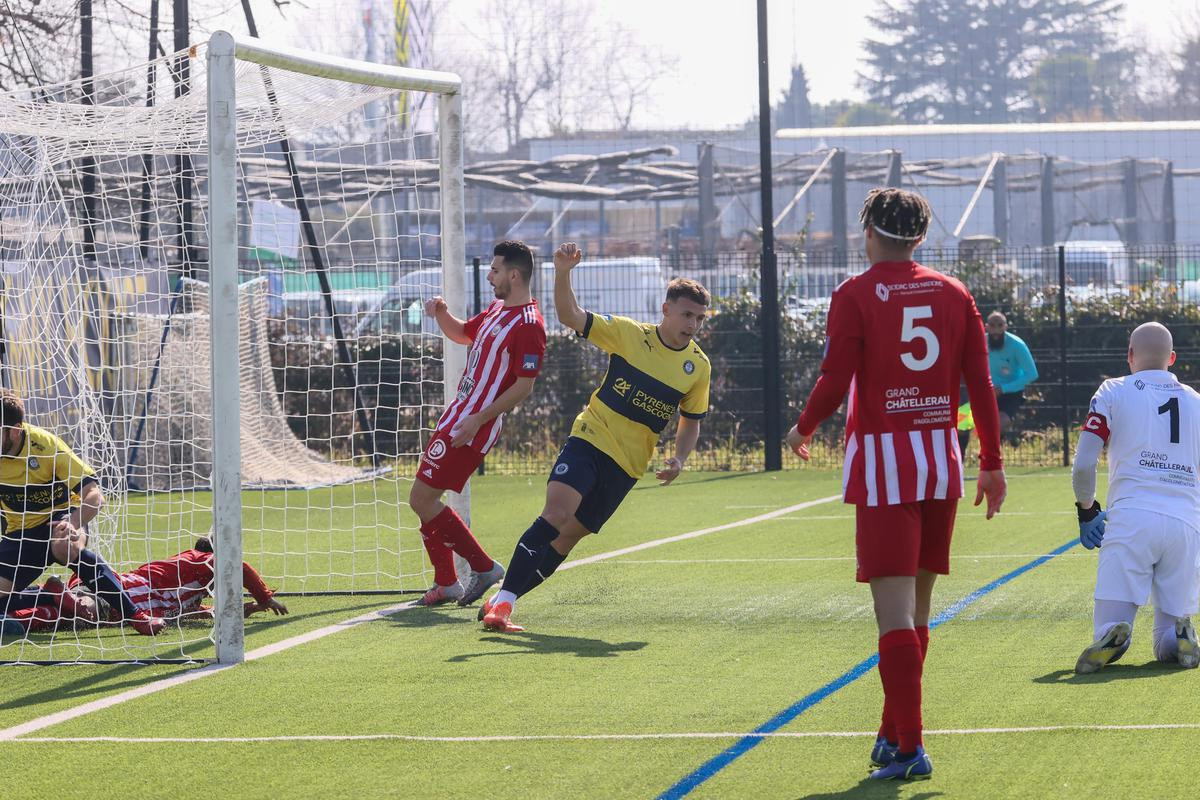 Tài năng trẻ Loick lập cú đúp cho Pau B. Ảnh: La Republique des Pyrenees Tài năng trẻ Loick lập cú đúp cho Pau B. Ảnh: La Republique des Pyrenees