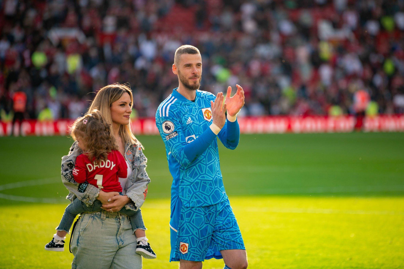 De Gea cùng vợ con chào người hâm mộ trong trận cuối cùng ở Old Trafford