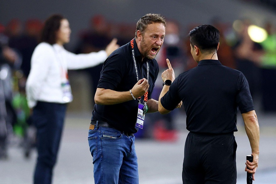 HLV Polking phản ứng với trọng tài trong trận thua Malaysia - Ảnh: Getty HLV Polking phản ứng với trọng tài trong trận thua Malaysia - Ảnh: Getty