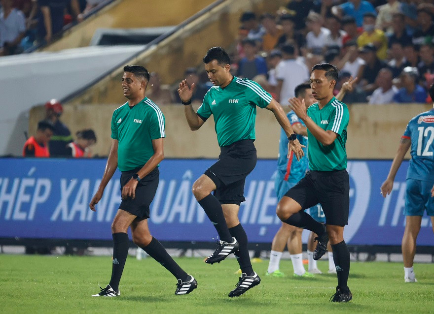 Các trọng tài khởi động trước trận đấu. Ảnh: Như Ý